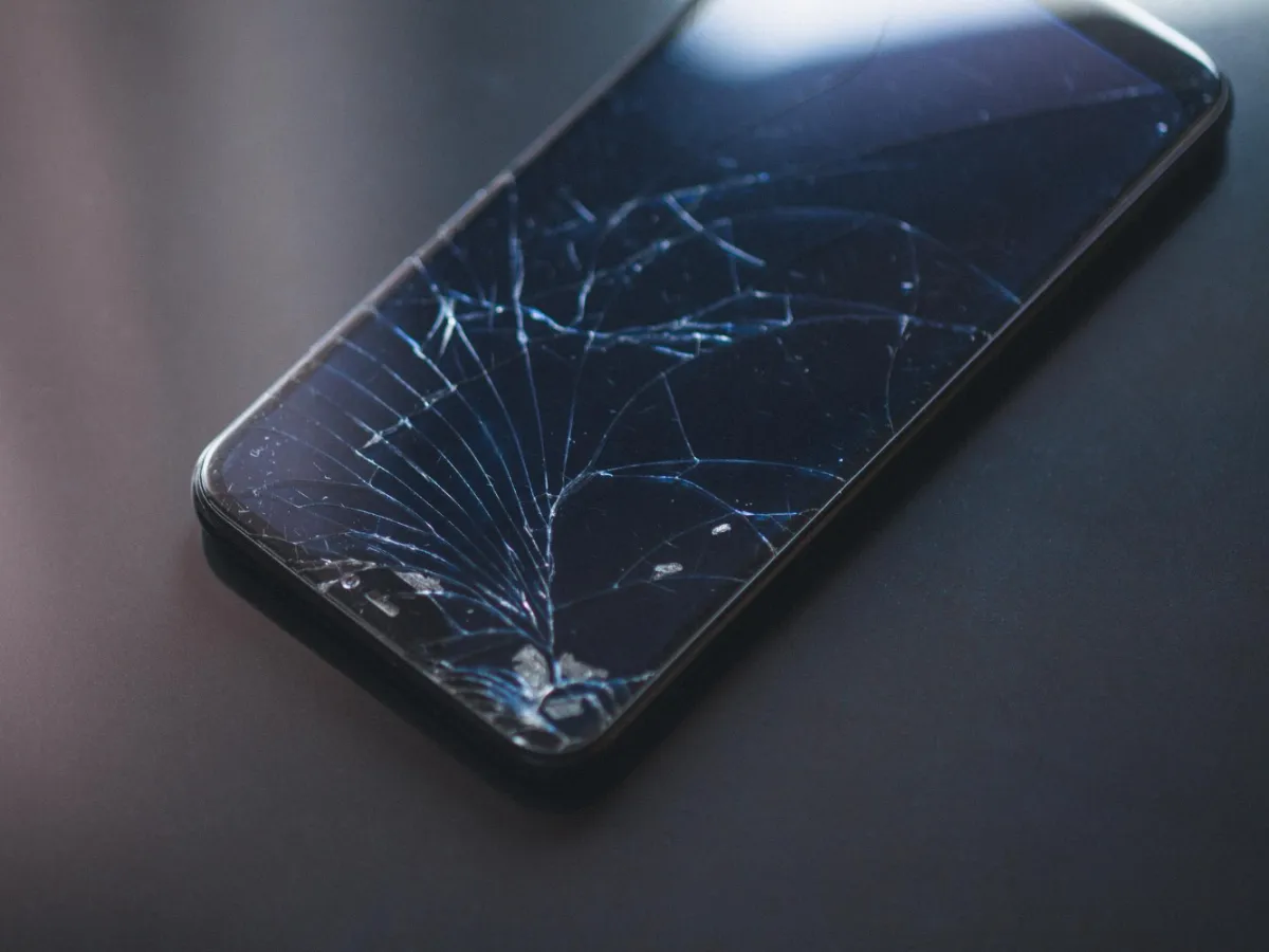 Telefon sa polomljenim ekranom